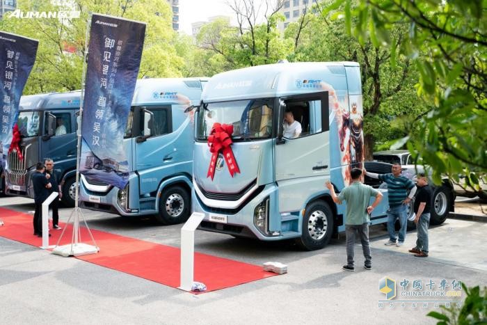 2025年5月13日，以“御見銀河智領(lǐng)吳漢”為主題的歐曼銀河百城千店江蘇區(qū)域上市活動在徐州舉行。此次活動，智慧高效且性能卓越的歐曼銀河重卡再次以出色的表現(xiàn)贏得廣大嘉賓盛贊，現(xiàn)場斬獲103臺訂單，充分展示其強大的市場吸引力。