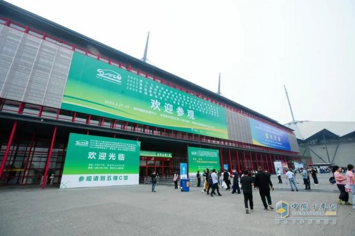 陜汽重卡&卡爾動力無人駕駛重卡亮相2025第八屆鄭州國際新能源商用車推廣應用展覽會