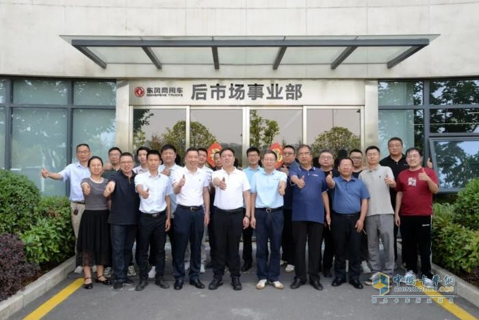營(yíng)銷(xiāo)事業(yè)部舉行“東風(fēng)陽(yáng)光創(chuàng)新服務(wù)工作室”導(dǎo)師帶徒簽約儀式