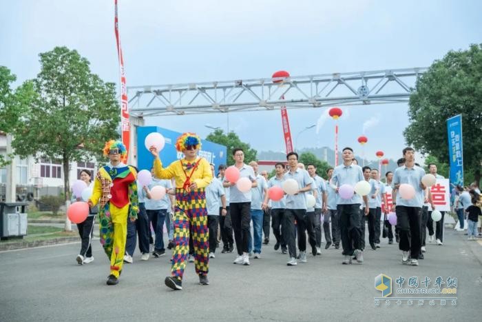 快樂龍擎 向新向上！2025年東風(fēng)龍擎嘉年華盛大啟幕
