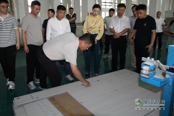 從首輛碳纖維輕量化貨廂交付看物流行業(yè)載具輕量化發(fā)展趨勢