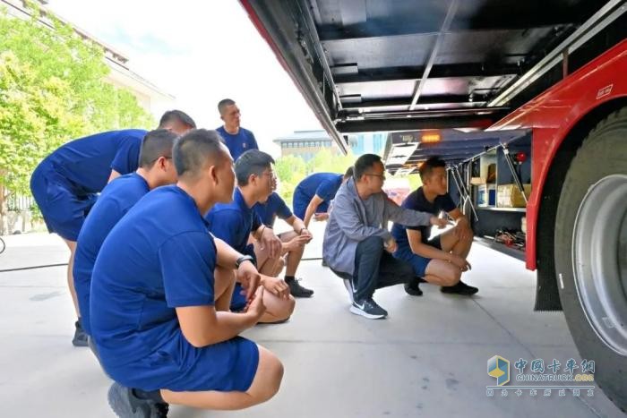 嘉峪關市消防救援支隊列裝多功能宿營消防車 戰(zhàn)勤保障能力再升級