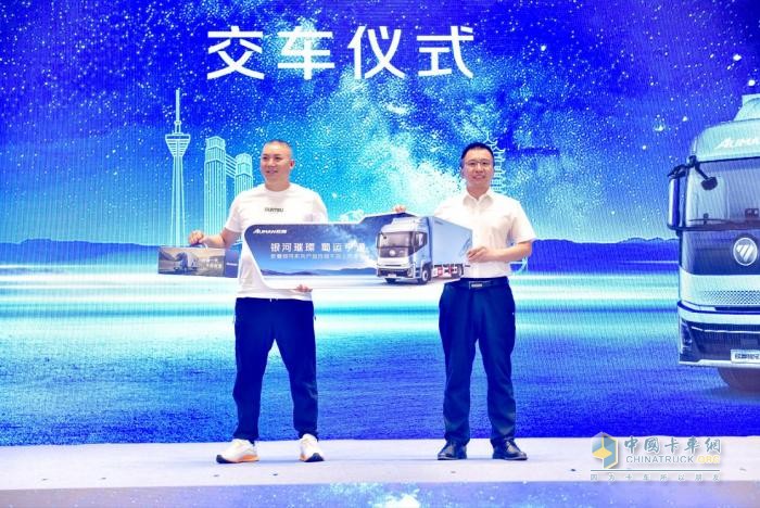 斬獲59臺(tái)訂單！歐曼銀河3成都區(qū)域上市 為快遞綠通運(yùn)輸裝上高效新引擎