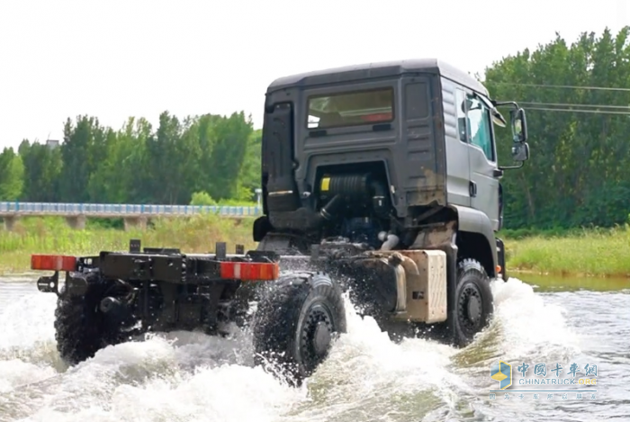 中國(guó)重汽豪沃中型4×4獨(dú)立懸架越野車(chē)：荒野主宰，肆意馳騁！