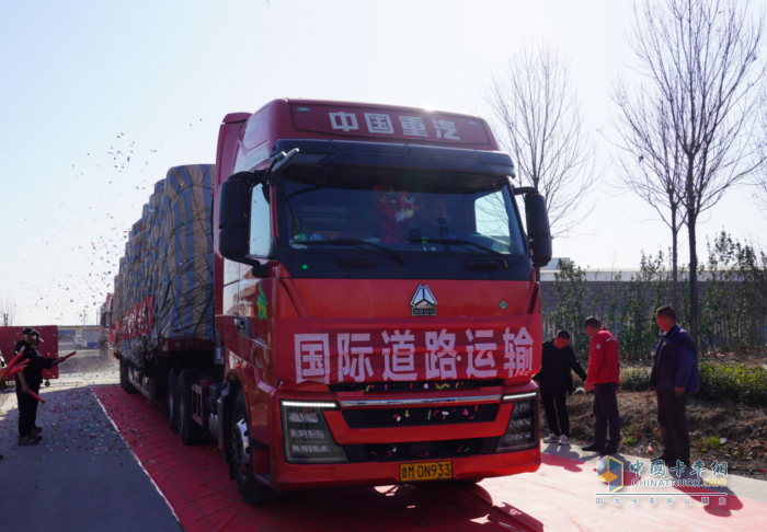 豪沃重卡助力圓鴻物流降本增效，打造跨境運力新標(biāo)桿