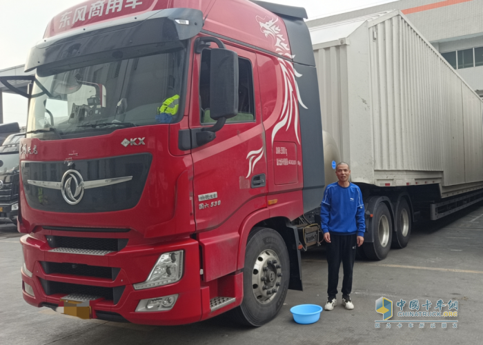 從入行到現(xiàn)在，王濤開過兩輛東風天龍品牌的車，現(xiàn)在他駕駛的是東風天龍旗艦530馬力燃氣車，“就是覺得這個車好，氣耗特別低，特省錢”，他的語氣里充滿了信任感。