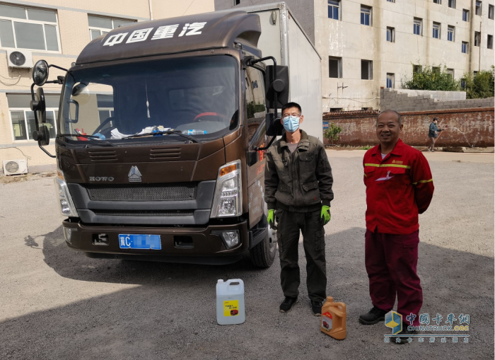 每月16日的HOWO輕卡統(tǒng)帥感恩日，中國重汽全國“親人”服務(wù)站為卡友冬日的冷寂運(yùn)輸路平添一股暖意。