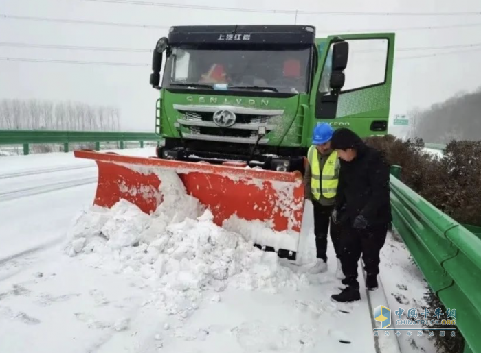 低溫雨雪不斷 清障刻不容緩，上汽紅巖除雪車積極參與道路救援