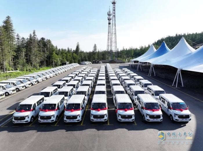 上汽大通新途V80交付長白山景區(qū)！70臺(tái)新車賦能東北版“巴音布魯克”旅游體驗(yàn)