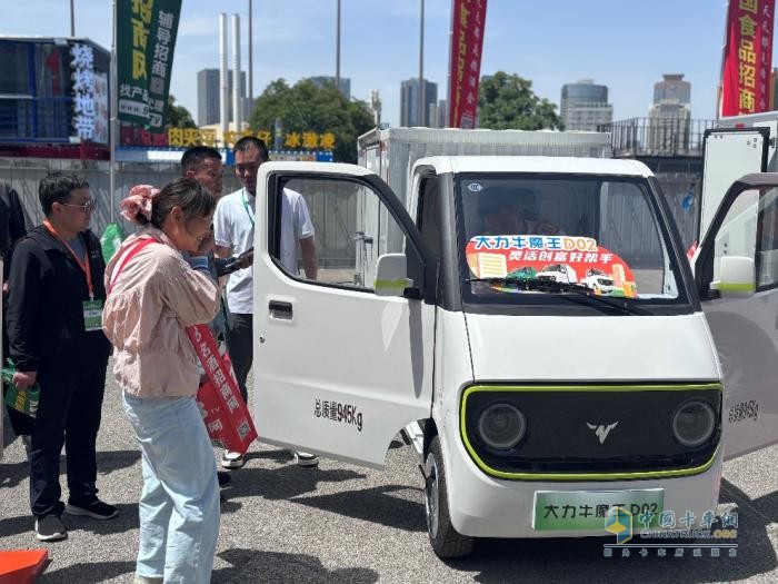 大力牛魔王新能源物流車亮相鄭州糖酒會 精準匹配城配需求受矚目