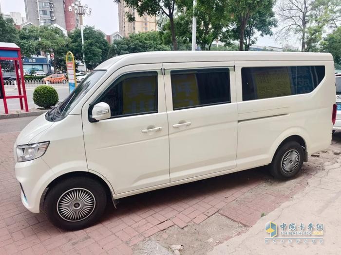 誰(shuí)說(shuō)工具車只能拉貨？來(lái)看跨越星V7EV的全新打開方式！