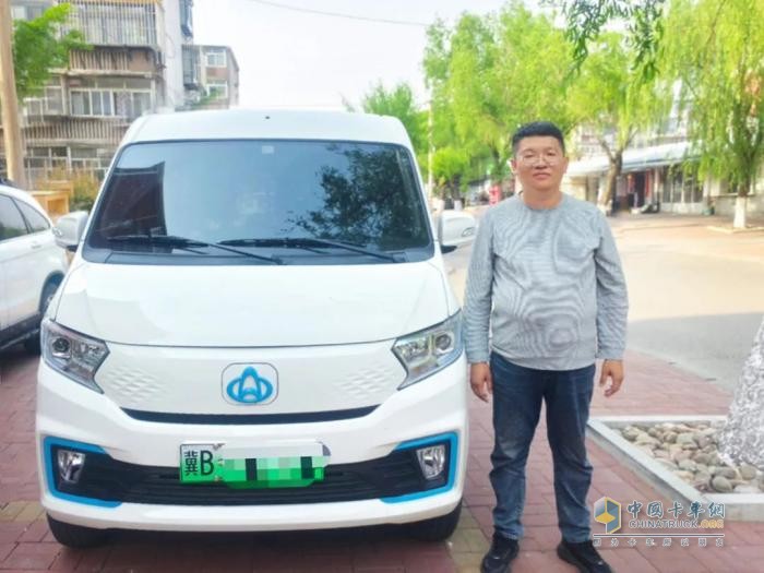 誰(shuí)說(shuō)工具車只能拉貨？來(lái)看跨越星V7EV的全新打開方式！