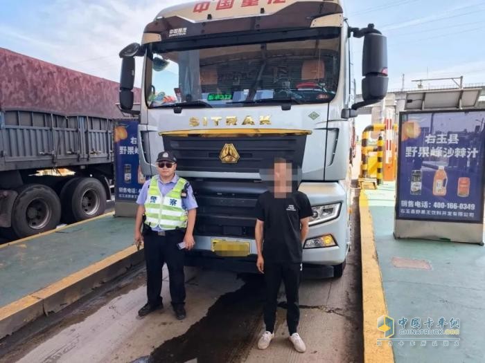 危化車“卸標(biāo)”上路，交警嚴(yán)懲不貸