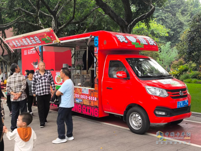 長(zhǎng)安跨越翼展式售貨車：助陣重慶小面文化節(jié)，共享美食盛宴！