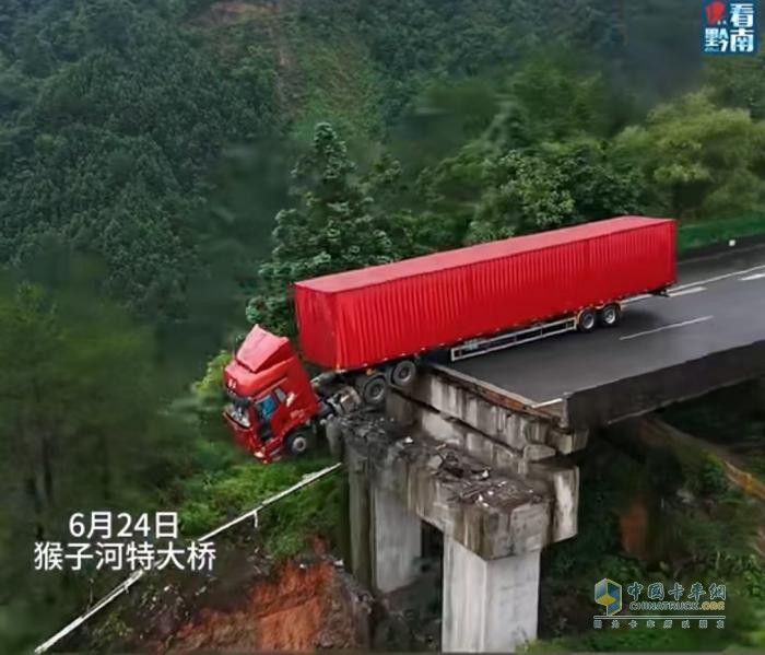 危急關(guān)頭，解放卡車硬核守護(hù)，駕駛員化險(xiǎn)為夷！