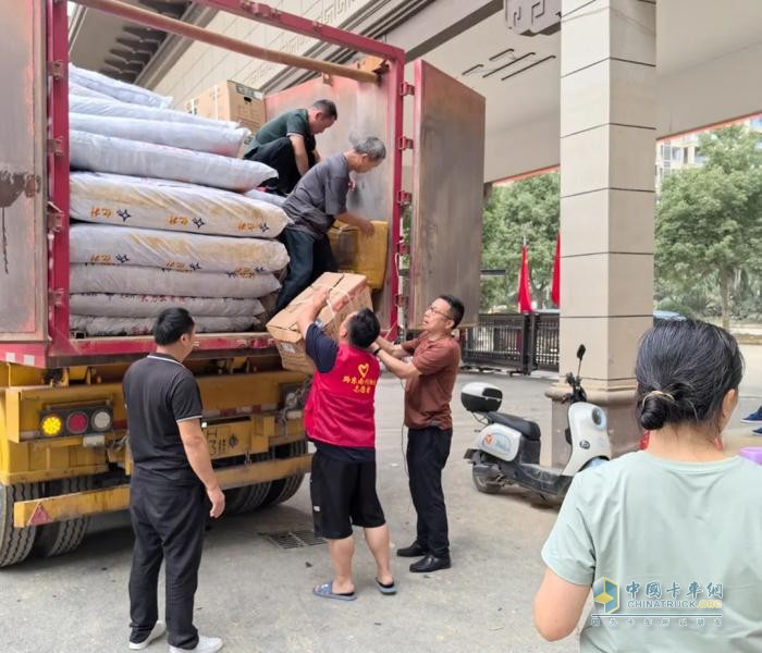 捐贈(zèng)物資+現(xiàn)場(chǎng)救援 貴州東風(fēng)商用車(chē)網(wǎng)絡(luò)助力榕江災(zāi)后重建