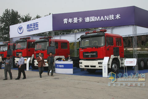 青年曼參加消防車(chē)展