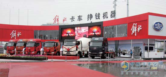 開拓非洲市場 325輛解放中重卡遠渡海外