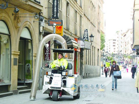 西班牙街頭專門清掃煙頭的環(huán)衛(wèi)車