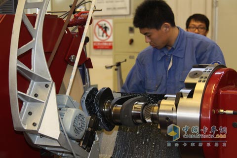 濰柴再制造工作人員利用先進(jìn)清洗設(shè)備進(jìn)行舊件清洗