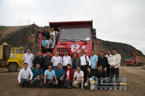 參加艾里遜自動檔中國重汽礦用車試駕的用戶及領導合影