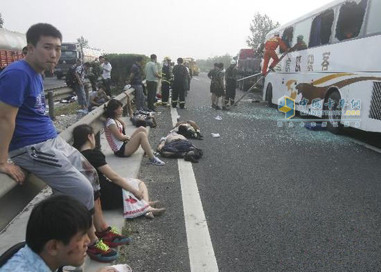 救援人員在京沈高速盤錦段交通事故現(xiàn)場搶救乘客