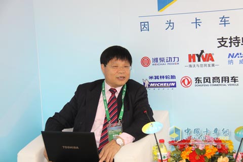 泰樂瑪汽車制動(dòng)系統(tǒng)（上海）有限公司副總經(jīng)理劉增崗與卡車網(wǎng)總編吳永強(qiáng)先生進(jìn)行交談