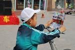 廣大市民都在認(rèn)真閱讀卡賽組委會(huì)發(fā)送的《賽事指南手冊》