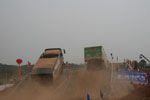 兩輛賽車在三連坡競爭