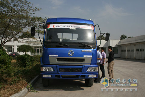 東風(fēng)柳汽載貨車抵達(dá)測(cè)試場(chǎng)