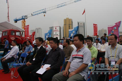 參加乘龍609的物流代表與領(lǐng)導(dǎo)