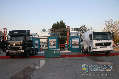 濟(jì)南卡車展中國(guó)重汽展臺(tái)