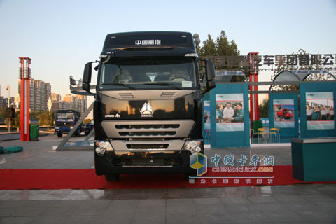 HOWO-A7爭艷濟南卡車展