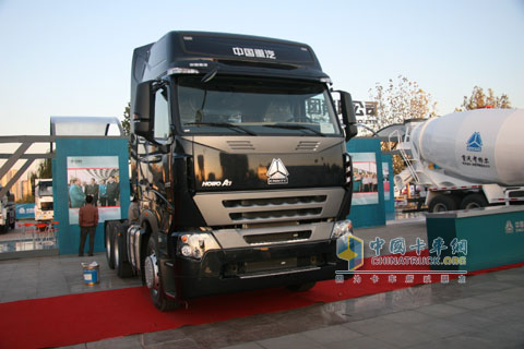 HOWO-A7爭艷濟南卡車展