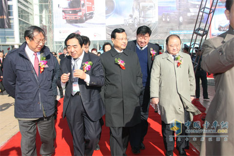 領導視展察濟南卡車