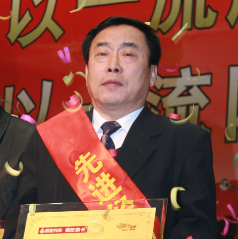 東風柳汽表彰先進經(jīng)銷商代表--濟南富裕龍總經(jīng)理