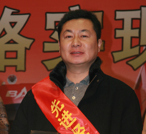 東風(fēng)柳汽表彰先進(jìn)經(jīng)銷(xiāo)商代表--昆明隆昌汽貿(mào)總經(jīng)理張?jiān)迫A