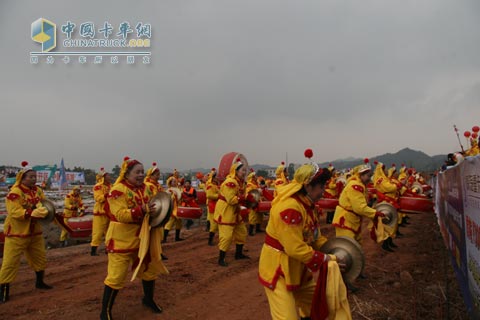 比賽現(xiàn)場熱鬧場面
