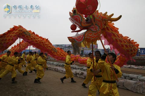 比賽現(xiàn)場熱鬧場面
