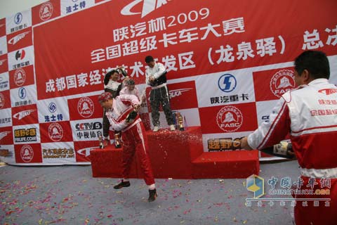 獲獎選手高興慶祝