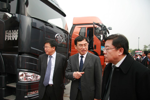 領(lǐng)導(dǎo)參觀展車--J6
