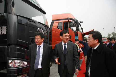 領(lǐng)導(dǎo)參觀展車--J6