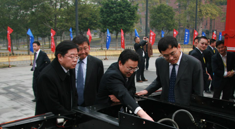 集團(tuán)領(lǐng)導(dǎo)認(rèn)真討論車輛技術(shù)問(wèn)題