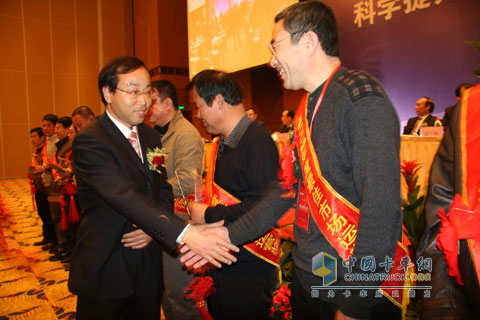 北奔對表現(xiàn)突出的的經(jīng)銷商進(jìn)行表彰