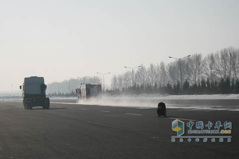 揚(yáng)長(zhǎng)而去的消防車