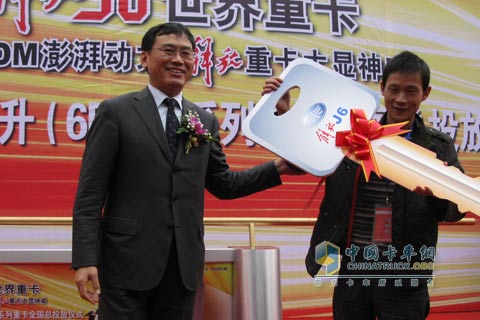 解放錫柴公司領(lǐng)導(dǎo)向用戶交付金鑰匙
