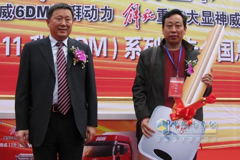 解放錫柴公司領(lǐng)導(dǎo)向用戶交付金鑰匙