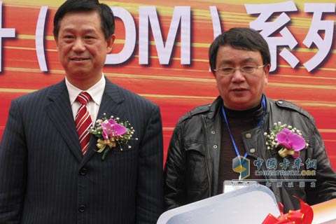 解放錫柴公司領(lǐng)導(dǎo)向用戶交付金鑰匙