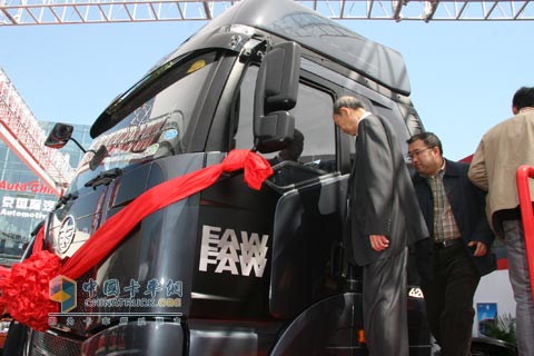 2010北京車展一汽解放領(lǐng)導(dǎo)參觀