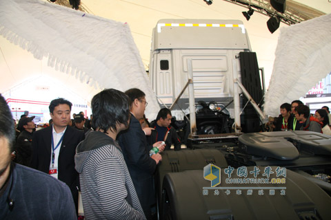 2010北京車展上汽依維柯紅巖參觀現(xiàn)場(chǎng)